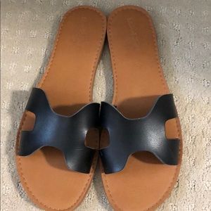 Universal Thread Black Slide in Size 9